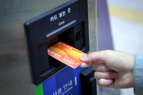 2.右側にあるカード投入口に
1回用交通カードを入れます 2.右側にあるカード投入口に
1回用交通カードを入れます