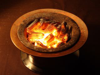焼く時はクヌギ炭を使用するこだわり ※写真提供：「オバルタン」