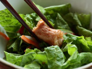 「韓牛のテッチャン」 は野菜と食べるとさらにさっぱりとした味わいに ※写真提供：「オバルタン」