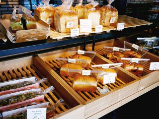 健康に良い材料で作られたパンやサラダなどが食べられるカフェ「Brinner」(「MOM STAND」) ※写真提供：「UNDER STAND AVENUE」