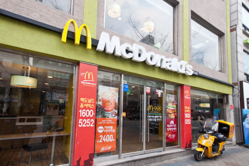 マクドナルド
ビッグマック 4,700ウォンプルコギバーガー 2,300ウォン
ハッピーセット 4,100ウォン マクドナルド
ビッグマック 4,700ウォンプルコギバーガー 2,300ウォン
ハッピーセット 4,100ウォン