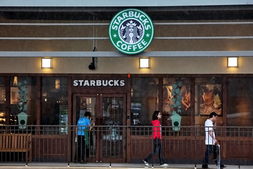 スターバックスコーヒー
アメリカーノ 4,100ウォン / カフェラテ 4,600ウォン/ キャラメルマキアート 5,600ウォン
※いずれもトールサイズ(355ml) スターバックスコーヒー
アメリカーノ 4,100ウォン / カフェラテ 4,600ウォン/ キャラメルマキアート 5,600ウォン
※いずれもトールサイズ(355ml)