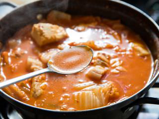 キムチの酸味と辛みと肉、野菜の旨みが絡み合うスープ