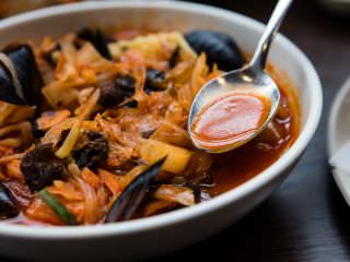 真っ赤なスープは海鮮と野菜のうまみで深みのある味わい