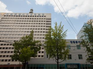ソウル地方警察庁の建物前には住民サービス室があります