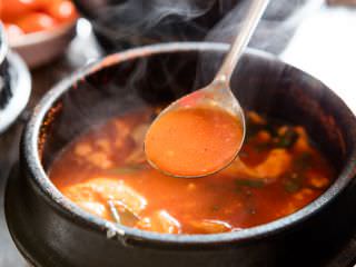 真っ赤な辛いスープで体も温まる