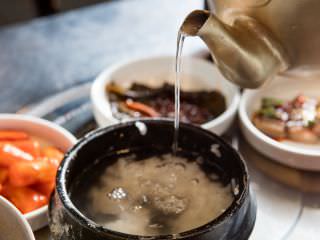 空いたご飯の釜にはスープを注いでおき、食後におこげスープとしていただきます