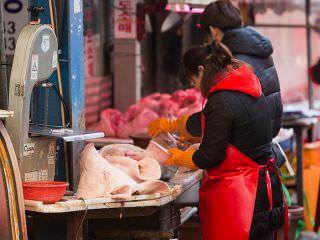 豚や牛を調理する姿を見ることが出来るディープな市場