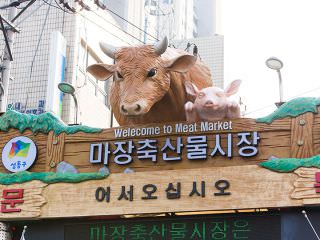 市場の入口では牛と豚がお出迎え