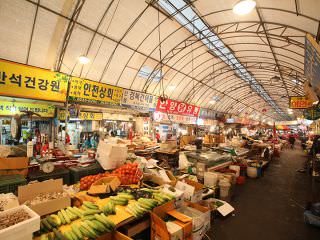 買い物・グルメが楽しめる地元特化型の市場「永登浦伝統市場」