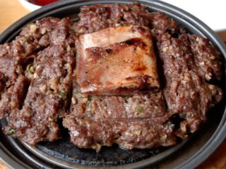 「韓国風ハンバーグ」の肉には甘味のある薬味が絡めてあります