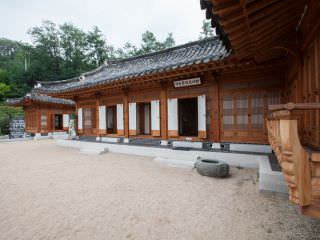 韓国の伝統建築様式で建てられています