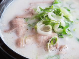 新鮮な豚肉のみを使用したスープは濃厚な味わい