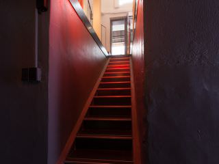 地下へ降りる階段