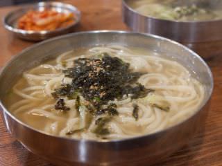望遠市場で人気の韓国手打ち麺のお店「ホンドゥッケソンカルグクス」