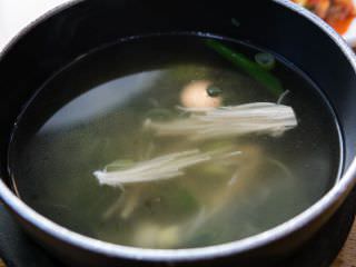 温かい牛骨スープは優しい味わい