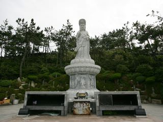 ひとつの石から作られた仏像としては韓国最大級の「海水観音大仏」