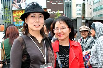 首にファンクラブのスタッフ証を下げているのが役員ら 首にファンクラブのスタッフ証を下げているのが役員ら