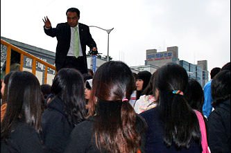入場を取り締まる警備員の言葉にみんな耳ダンボ! 入場を取り締まる警備員の言葉にみんな耳ダンボ!