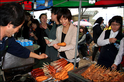 屋台も大盛況!焼き鳥、トッポッキ、オデン、ホットドッグなど(1,000~3,000ウォン程度) 屋台も大盛況!焼き鳥、トッポッキ、オデン、ホットドッグなど(1,000~3,000ウォン程度)