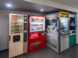 銀行ATMと自動販売機
