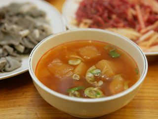 ピリリと辛いすっきりした味わいの付け合せ「牛肉スープ」
