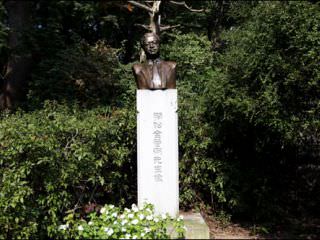 1996年に建てられた全ヒョン弼像