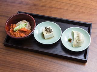 「僧笑(スンソ)」(左から)シイタケ冷麺、焼き豆腐の山椒漬け添え、お寺式餃子