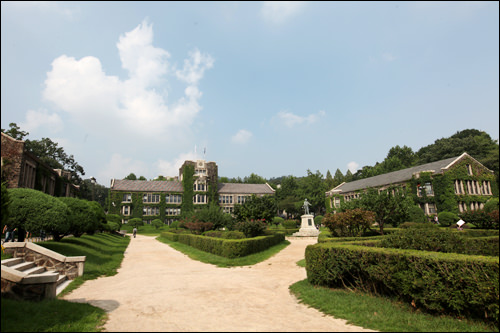 延世大学校
文法と単語を徹底的に教育するため延世大学の語学堂に通う語学研修生は文法力と単語力が優れているとの定評があり 延世大学校
文法と単語を徹底的に教育するため延世大学の語学堂に通う語学研修生は文法力と単語力が優れているとの定評があり