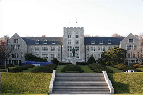 高麗大学校
コミュニケーション能力を身に付けさせることに重点を置き、総授業時間数の50%は実際のシチュエーションを想定した訓練をする「統合授業」が行われる 高麗大学校
コミュニケーション能力を身に付けさせることに重点を置き、総授業時間数の50%は実際のシチュエーションを想定した訓練をする「統合授業」が行われる
