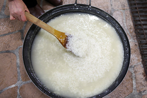 1.プル(糊)と呼ばれるもち米粥はキムチの発酵を促進。煮干や昆布で取っただしで煮込む
ため少し黄色がかっている。 1.プル(糊)と呼ばれるもち米粥はキムチの発酵を促進。煮干や昆布で取っただしで煮込む
ため少し黄色がかっている。