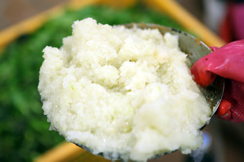 3.玉ねぎのすりおろし。砂糖は一切加えず、野菜や果物で甘みを出す。 3.玉ねぎのすりおろし。砂糖は一切加えず、野菜や果物で甘みを出す。