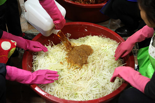 4.カタクチイワシの魚醤(ミョルチエッジョッ)を投入。材料はすべて目分量。ベテラン主婦の長年の勘がものを言う。 4.カタクチイワシの魚醤(ミョルチエッジョッ)を投入。材料はすべて目分量。ベテラン主婦の長年の勘がものを言う。