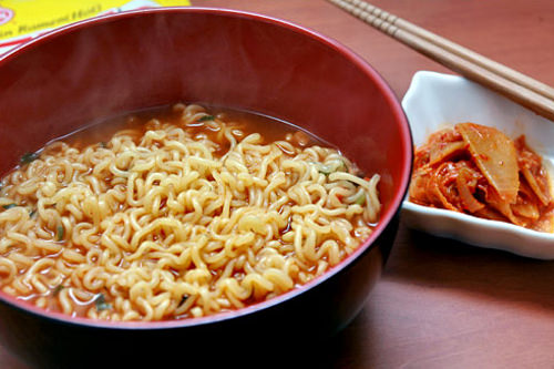 ジンラーメン (naro)
あっさりして食べやすくアレンジしやすいので、卵や野菜(菜っ葉もの)を入れて食べるのが好きです。 ジンラーメン (naro)
あっさりして食べやすくアレンジしやすいので、卵や野菜(菜っ葉もの)を入れて食べるのが好きです。