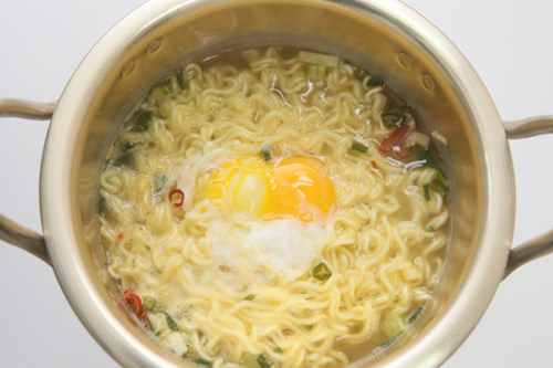 青唐辛子が効いた鶏ベースの
白いスープ 青唐辛子が効いた鶏ベースの
白いスープ