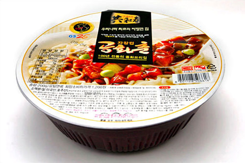 コンファチュンチャジャン(GS25)1,200ウォン 580kcal韓国のジャージャー麺店の元祖、共和春(コンファチュン)の味をインスタント麺に コンファチュンチャジャン(GS25)1,200ウォン 580kcal韓国のジャージャー麺店の元祖、共和春(コンファチュン)の味をインスタント麺に