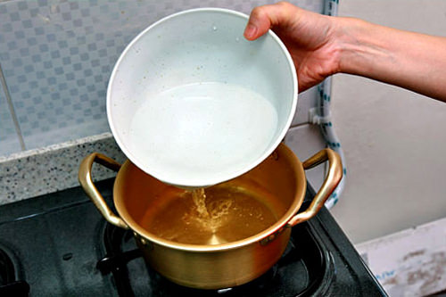 1.ラーメン鉢に水を入れて量を計り、お湯をわかす 1.ラーメン鉢に水を入れて量を計り、お湯をわかす