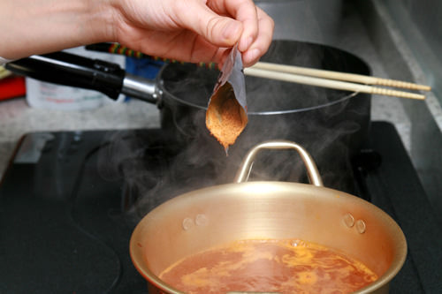 2.お湯がわいたら、スープを入れて煮立たせる 2.お湯がわいたら、スープを入れて煮立たせる