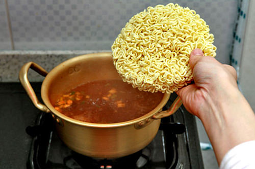 3.麺は割らずにそのまま入れる。この時、同時に2つ以上茹でないこと 3.麺は割らずにそのまま入れる。この時、同時に2つ以上茹でないこと