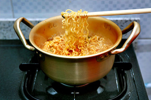 4.麺をほぐしながらゆで、2~3回お箸でつまみあげるようにするとコシがでる 4.麺をほぐしながらゆで、2~3回お箸でつまみあげるようにするとコシがでる