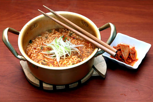 5.一口食べて、麺が好みのかたさになったら、できあがり。お好みでネギなどをのせる 5.一口食べて、麺が好みのかたさになったら、できあがり。お好みでネギなどをのせる