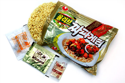 1.内容物(左から) 麺、フレーク、顆粒スープ、オリーブオイル 1.内容物(左から) 麺、フレーク、顆粒スープ、オリーブオイル