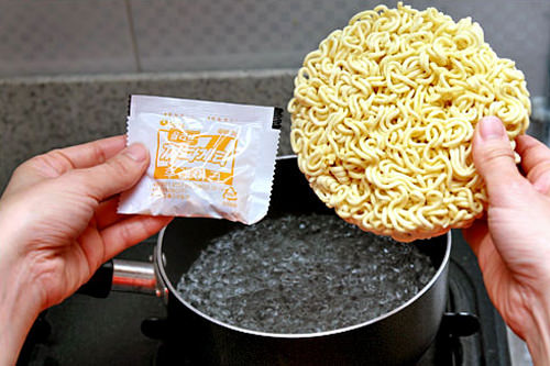 2.水3カップ(600cc)をわかし、麺とフレークを入れて、5分程ゆでる 2.水3カップ(600cc)をわかし、麺とフレークを入れて、5分程ゆでる