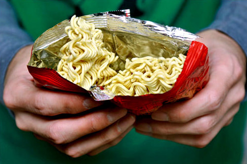 1.袋からスープを取り出し、袋の上から麺を細かく砕く 1.袋からスープを取り出し、袋の上から麺を細かく砕く