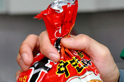 3.口をしばって、スープが混ざるように軽く振る 3.口をしばって、スープが混ざるように軽く振る