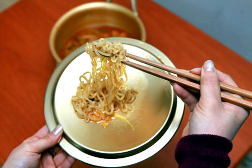 ドラマでよく見るフタにのせて食べる方法 ドラマでよく見るフタにのせて食べる方法