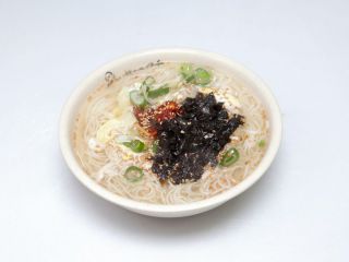人気メニューの｢ハルモニ温麺(ハルモニグクス)｣