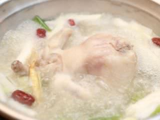 スープは煮込むほど鶏肉からの旨味が出て、まろやかで深い味わいに