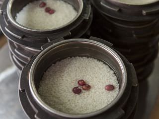 研いだ韓国産米を２時間ほど水にひたして炊き上げる「釜飯」