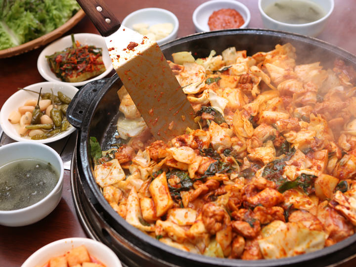 タッカルビ 鶏肉の鉄板炒め 韓国料理 グルメガイド 韓国旅行 コネスト